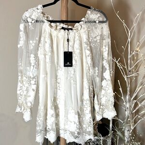 NWT COURAGE.b M Lace overlay, fully lined piece. Bell sleeves elastic neckline.